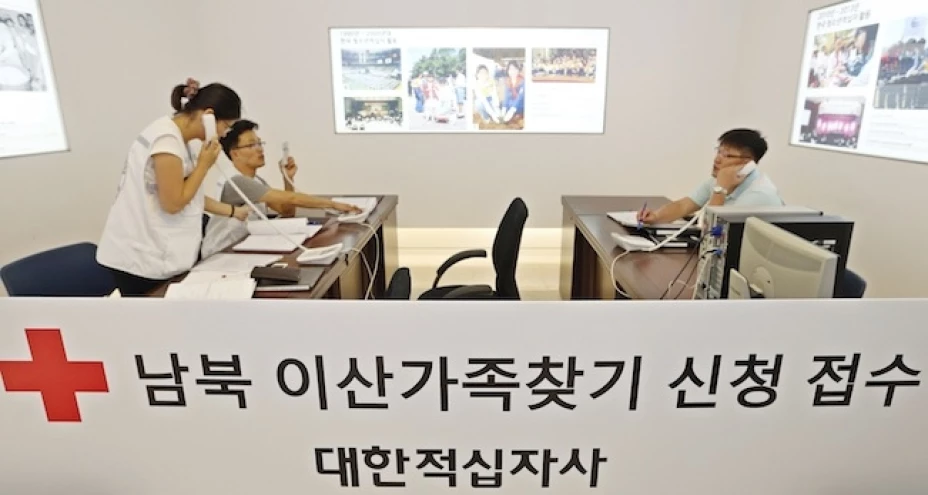 Personal de la Cruz Roja trabaja sobre la reunión de familias de las 2 Coreas