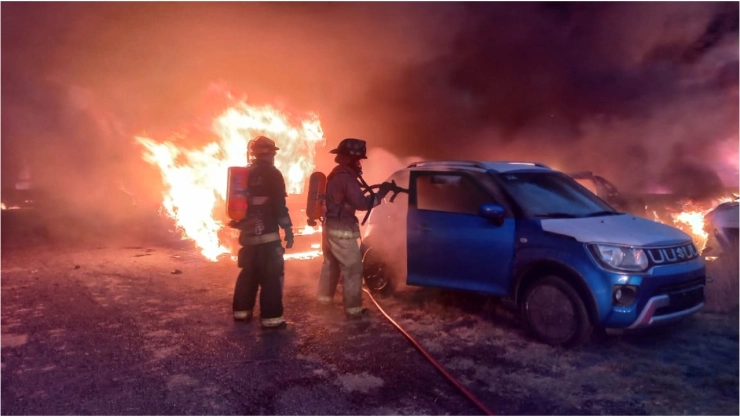 VIDEO_ Captan momento en el que hombre provoca incendio de más de 100 autos en Aguascalientes