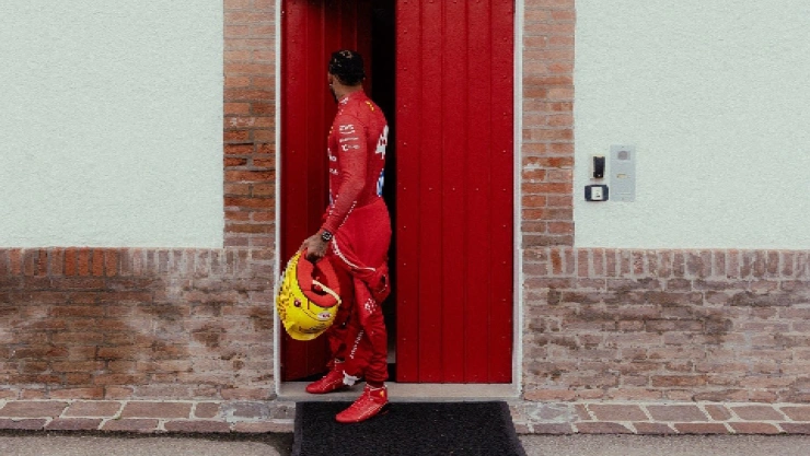 IMÁGENES_ Así se ve Lewis Hamilton con el uniforme rojo de Ferrari en las fotos oficiales de la F1