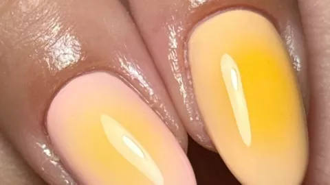 Uñas aura amarillo mantequilla para un look en tendencia