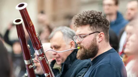 El Fagot es un instrumento musical de viento, formado por un tubo de madera