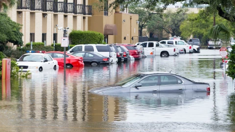 Autos inundados por las lluvias en Texas