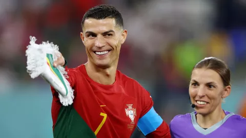 Cristiano Ronaldo con la árbitro Qatar