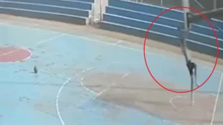 Muere joven basquetbolista aplastado por un aro.