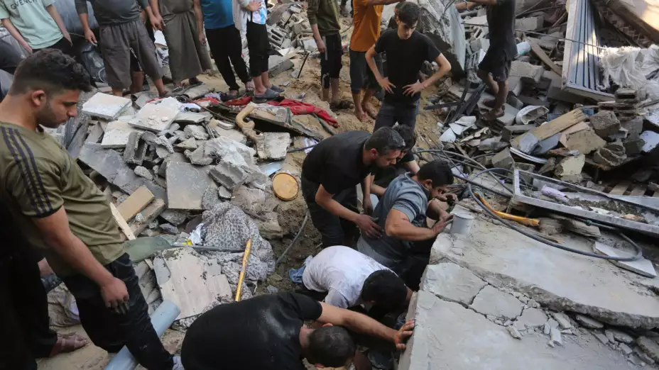 Busqueda de sobrevivientes tras un ataque israelí en Rafah, Franja de Gaza.