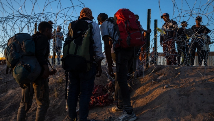 Migrantes cruzan la frontera de México y Texas