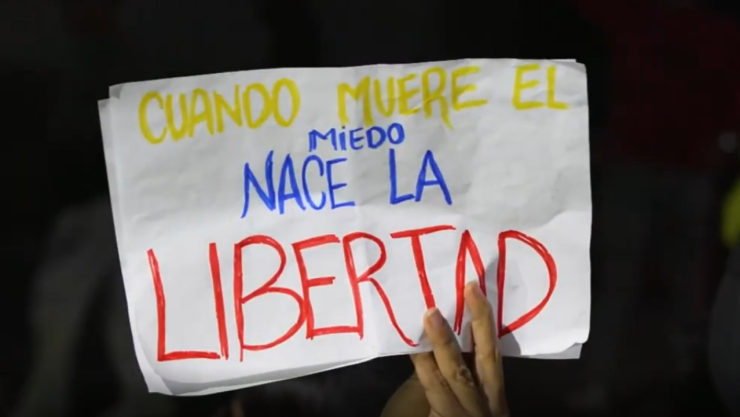 Una persona sosteniendo un cartel con la mano que dice “cuando muere el miedo nace la libertad” publicado en la página “el nobel es nuestro” a través de la cual María Corina Machado, opositora venezolana llamó a una marcha por la paz en su país