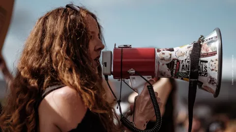 ‘La Alarma Humana’ se viraliza por auyentar delincuentes con su voz.