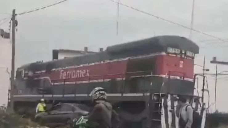 Tren chocó contra vehículo