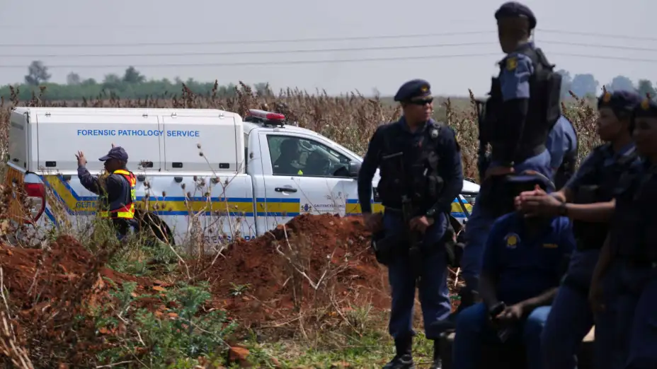 Investigadores en el lugar donde se encontró otro de una mujer en Johannesburgo, Sudáfrica.