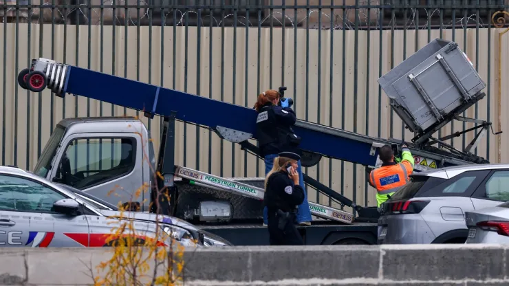 Agentes de policía trabajan en una grúa que se cree fue utilizada en lo que el Ministerio del Interior francés dijo que fue un robo en el museo del Louvre durante el cual se robaron joyas, en París, Francia, el 19 de octubre de 2025.