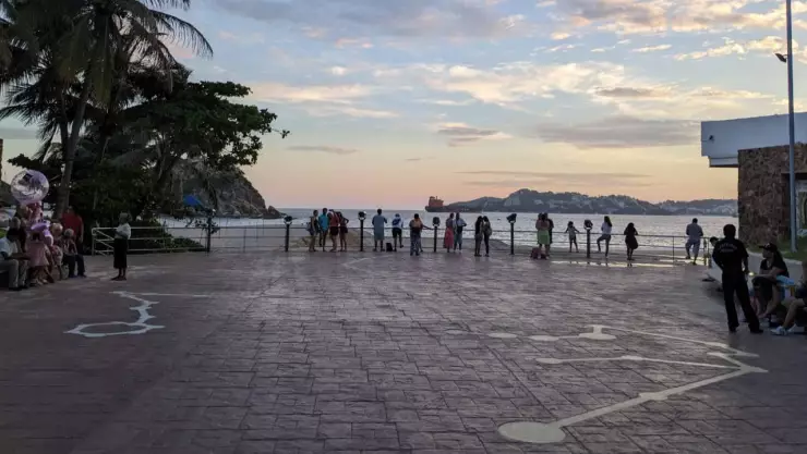 Accesos a playa Zona Dorada de Acapulco