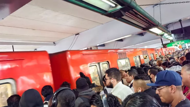 Metro CDMX y Metrobús con retrasos y aglomeraciones