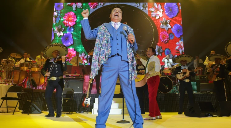 La primera etapa de su carrera inició el 4 de agosto de 1971, cuando Alberto Aguilera dejó el nombre artístico Adán Luna por el de Juan Gabriel.