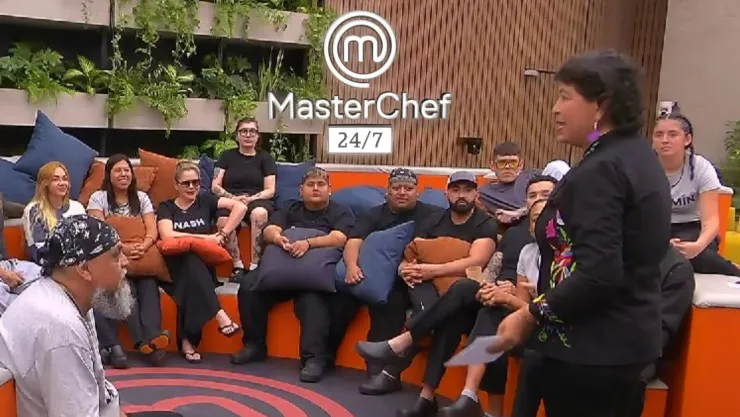 Maestra Isabel Carvajal REGAÑA a los cocineros por desordenados.