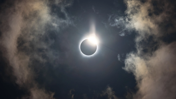 Un eclipse solar en el cielo.