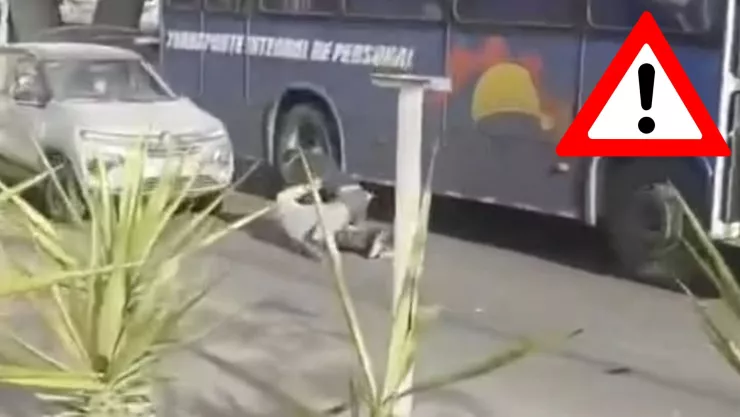 VIDEO SENSIBLE: Momento exacto en que se desata una salvaje riña entre dos conductores en una avenida de Aguascalientes 