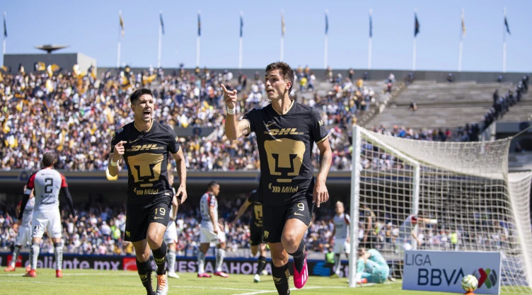 Juan Ignacio Dinenno celebra un gol con Pumas
