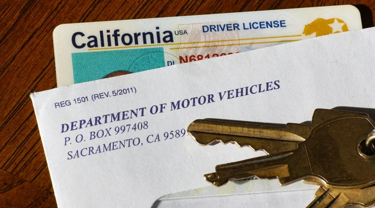 Licencia de conducir de California y un juego de llaves