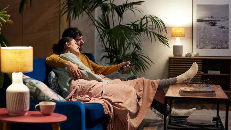 pareja sentados en la sala con más de una lámpara encendida