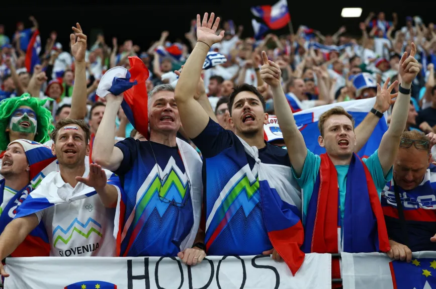 La afición de Eslovenia luce su colorido previo al arranque del juego ante Portugal.jpg