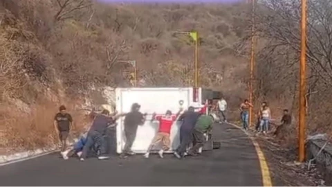 Volcadura en la carretera Cuernavaca-Cuautla provoca tráfico en Cañón de Lobos.jpg