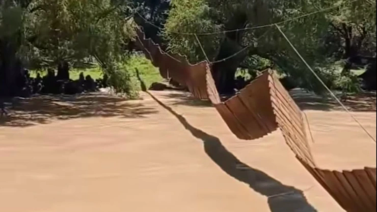 Colapso de puente colgante en la Mixteca Poblana