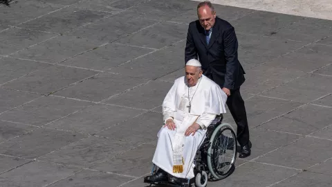 El Papa Francisco le contó a un amigo que cuando fue hospitalizado el mes pasado, pudo haber muerto, le dijo que estaba inconsciente cuando fue trasladado