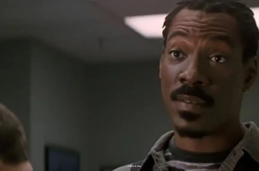 Te contamos por qué a Eddie Murphy lo atraparon con una chica trans y qué hacía con ella. (Escenas de la película ‘El negociador’ por Azteca 7)