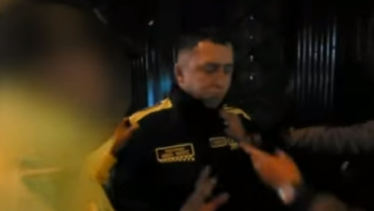 Policía se come los billetes de sus extorsiones