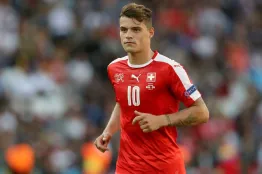Granit Xhaca porta la camisa con el numero 10 de la selección Suiza