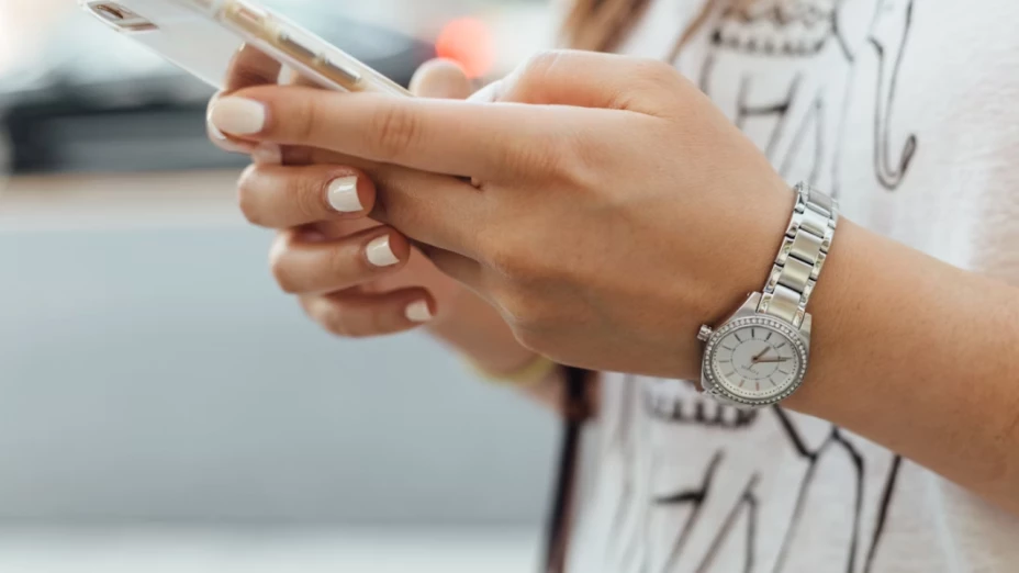 ¿Tu pareja revisa tu celular? Este es el verdadero significado, según la psicología 
