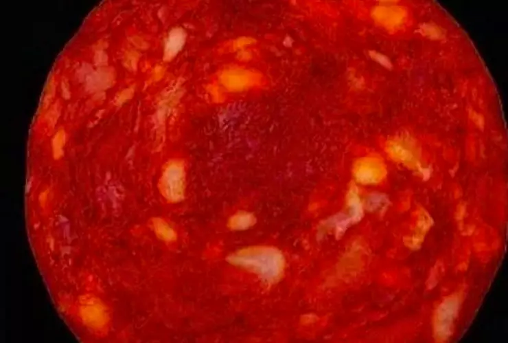 Científico presenta rodaja de chorizo como nueva estrella descubierta