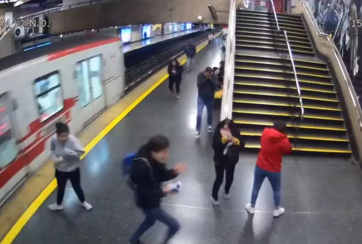 VIDEO Joven se lanza a las vías del Metro de Santiago de Chile; testigos en shock