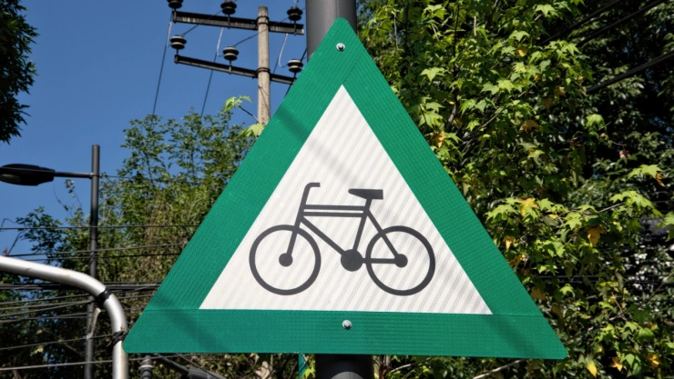 Alerta por la señal con borde verde que aparece en las carreteras