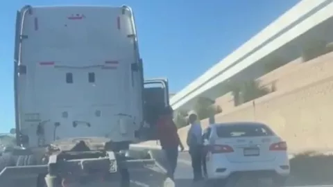 Violencia vial: trailero golpea a taxista en plena carretera de Tijuana