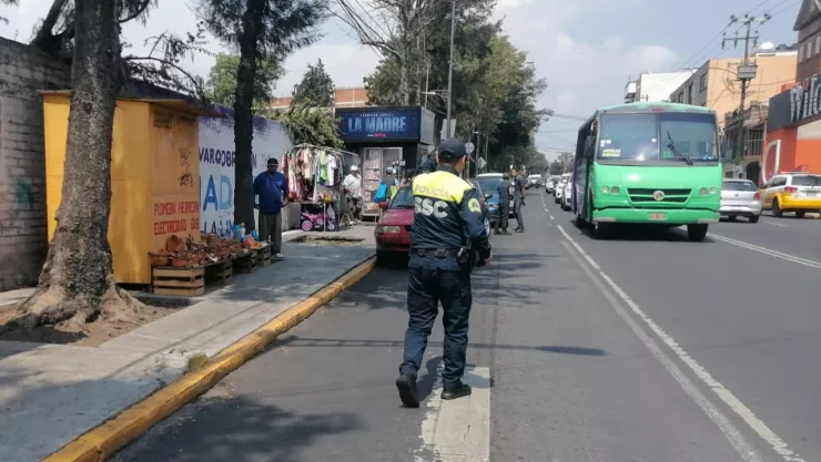 policía de la SSC ayudando a la circulación de los automóviles