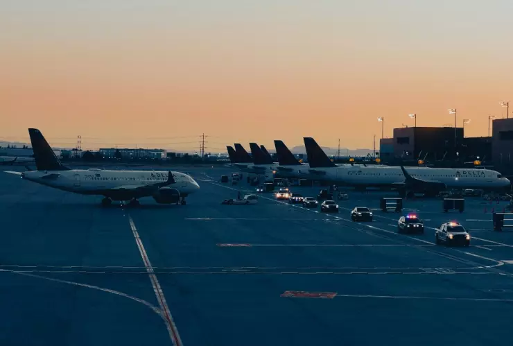 Aviones de Delta en aeropuerto.