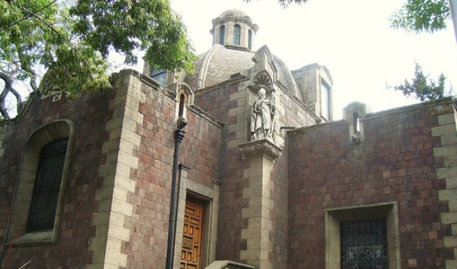 José Luis Muñoz, diputado federal por el PRD, y quien ahora se postula para ser delegado en Cuauhtémoc, organizó una fiesta en la Capilla Británica