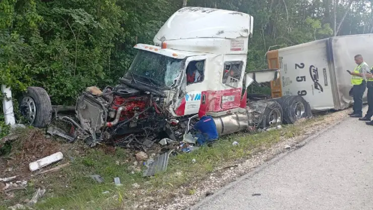 ¡Alarmante! Reportan aparatoso ACCIDENTE en la Mérida-Cancún; tráiler termina VOLCADO