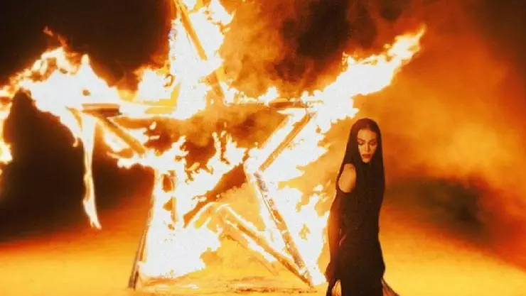 Danna paola se lanza contraq fans que la critican.jpg