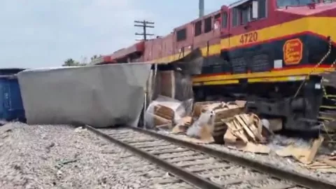 Tráiler intenta ganarle el paso al tren y termina destrozado en Monterrey