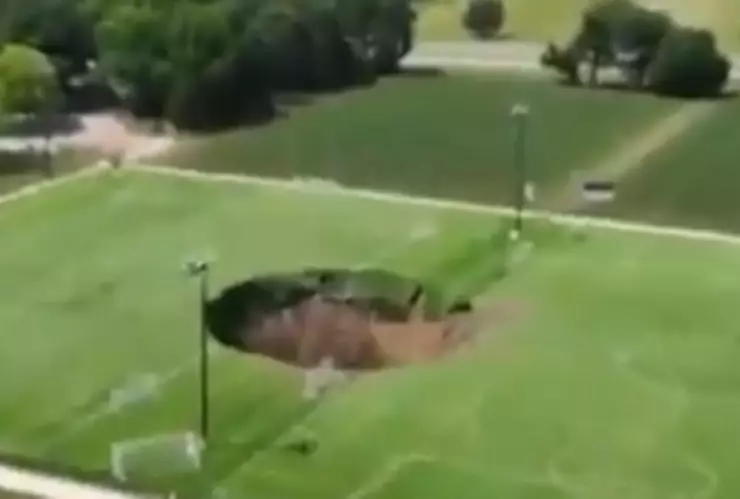 Momento exacto en que se forma impresionante socavón en campo de futbol
