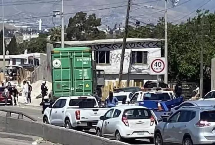 Tractocamión se queda sin frenos en el Libramiento Sur Rosas Magallón