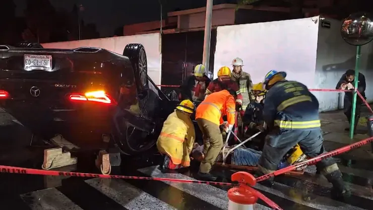 VIDEO: En Guadalajara, un hombre quedó prensado tras volcar su auto de lujo