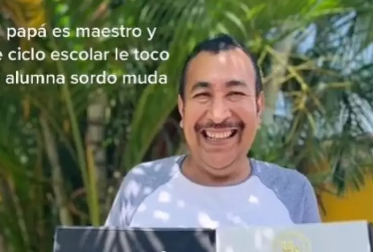 Maestro aprende lenguaje de señas para comunicarse con alumna