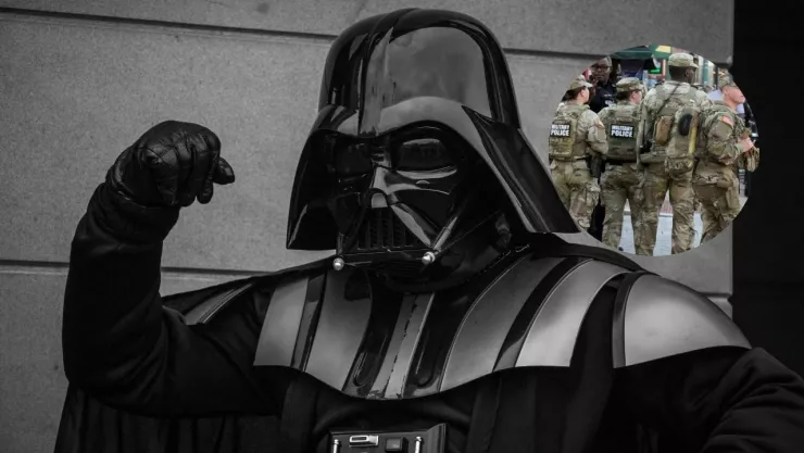 Persona con disfraz de Darth Vader y oficiales de la Guardia Nacional en Estados Unidos.