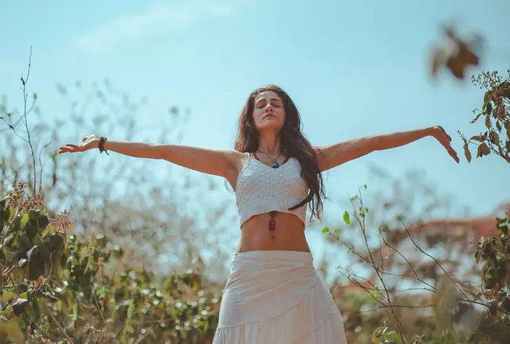 Rituales de Año Nuevo: usar prendas claras simboliza renovación, paz interior y la intención de empezar liviano.