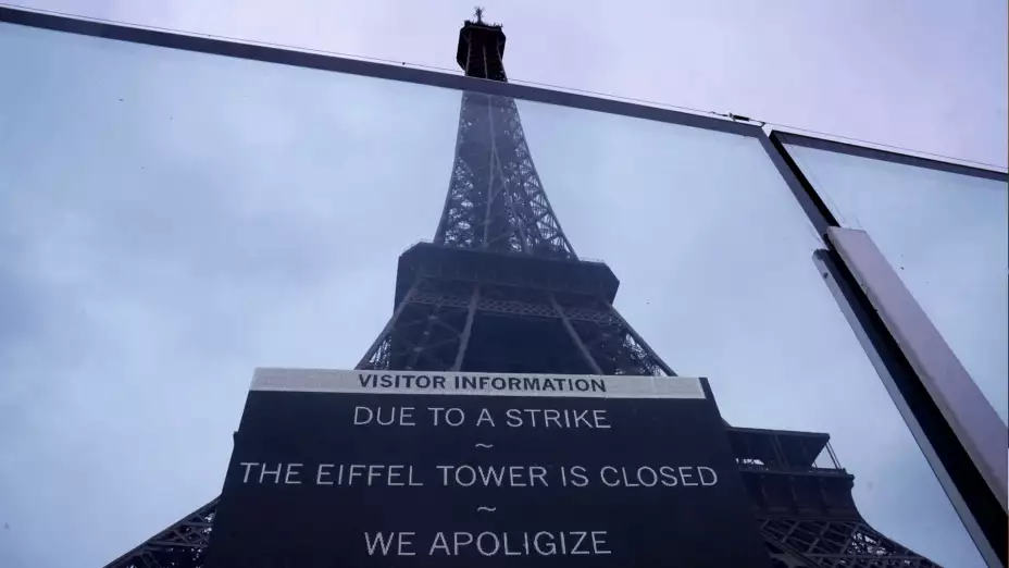 Cartel que avisa sobre huelga en Torre Eiffel de París.