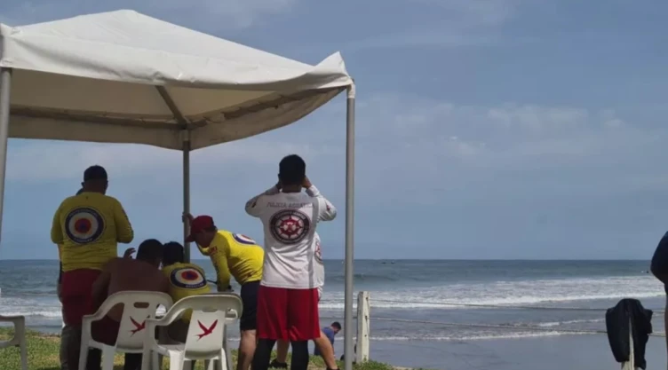 Familia-se-ahogaba-en-playa-de-Mazatlán-sobreviven.tres-y-muere-un-joven-de-18-años